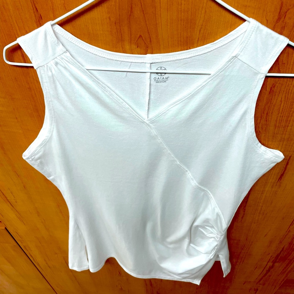 GAIAM V-Neck asymmetrical hem Top WHITE Sz M